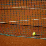 Pourquoi anticiper les coûts annexes dans la construction de courts de tennis en béton poreux à Paris ?