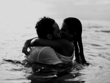 découvrez les différentes facettes de l'intimité : des relations profondes aux connexions émotionnelles, explorez comment l'intimité influence nos vies et renforce nos liens avec les autres.