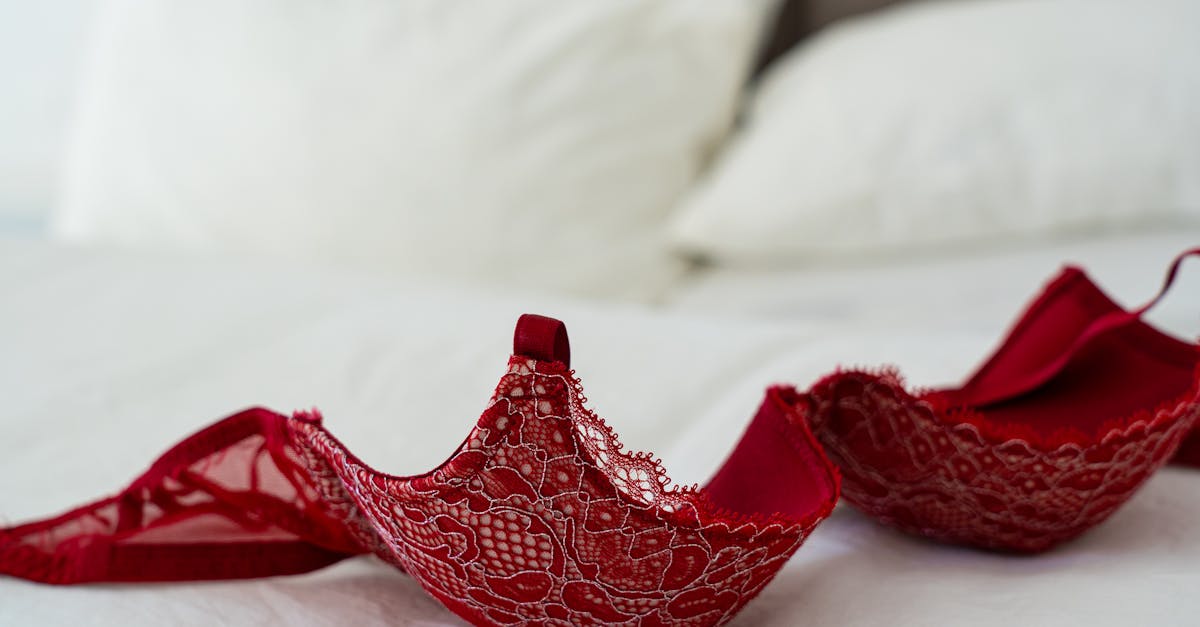 découvrez notre collection de lingerie raffinée, alliant confort et séduction. explorez des styles variés, allant du soutien-gorge élégant aux ensembles sexy, pour chaque occasion et chaque silhouette. sublimez votre beauté intérieure avec nos pièces uniques.