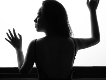 découvrez l'élégance intemporelle de la mode avec notre collection de vêtements qui transcende les tendances. explorez des pièces classiques qui allient style et qualité pour une garde-robe durable et chic.