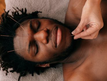 découvrez l'acupression, une technique ancestrale qui utilise des pressions sur des points spécifiques du corps pour soulager le stress, améliorer la circulation et promouvoir le bien-être général. apprenez comment cette méthode simple et naturelle peut transformer votre santé.