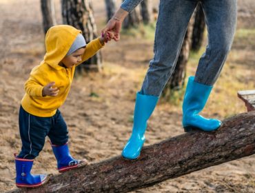 découvrez notre gamme complète de soins pour bébés. des produits doux et sûrs pour la peau fragile de votre enfant, allant des crèmes hydratantes aux lotions nettoyantes. offrez à votre petit un confort optimal avec nos conseils d'experts en puériculture.