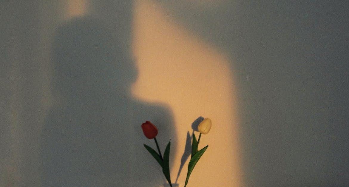 découvrez notre vase décoratif, une pièce unique qui ajoutera une touche d'élégance et de style à votre intérieur. parfait pour sublimer vos fleurs ou en tant qu'objet de décoration à part entière.