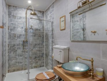 découvrez notre sélection d'accessoires de douche indispensables pour une expérience de bain agréable. du porte-savon aux rideaux de douche, trouvez tout ce qu'il vous faut pour restaurer ou moderniser votre salle de bain.
