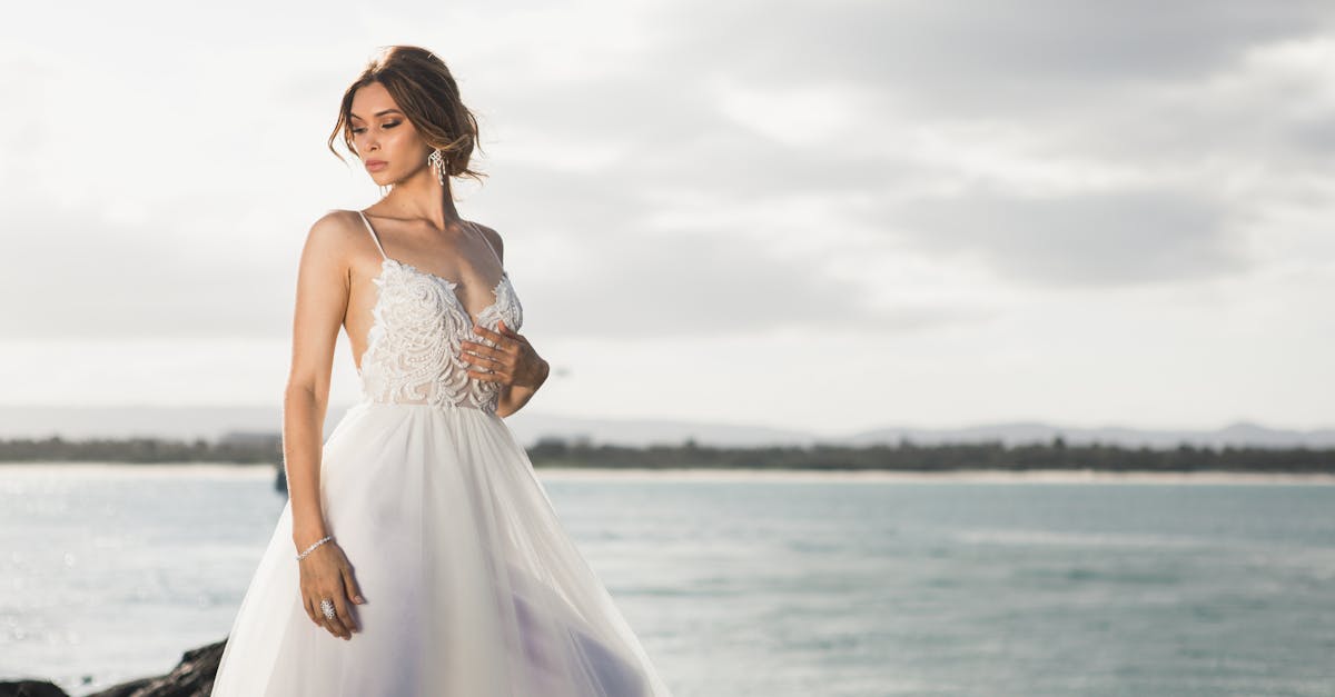 découvrez notre collection de robes de mariée élégantes et raffinées, conçues pour faire de votre grand jour un moment inoubliable. des styles variés adaptés à toutes les morphologies, pour sublimer votre beauté et refléter votre personnalité.