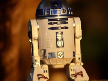 découvrez comment l'intelligence artificielle transforme notre quotidien, ses applications dans divers secteurs, ses avantages, ses défis et les perspectives futures de cette technologie innovante.