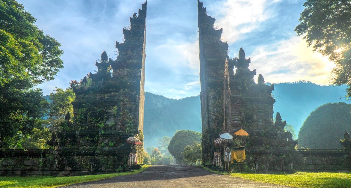 découvrez bali, une île paradisiaque d’indonésie réputée pour ses plages idylliques, ses rizières verdoyantes, sa culture riche et ses temples majestueux. parfait pour un séjour détente, aventure ou spiritualité.