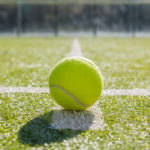 Une Construction court de tennis en gazon synthétique à Toulon nécessite-t-elle un arrosage régulier ?